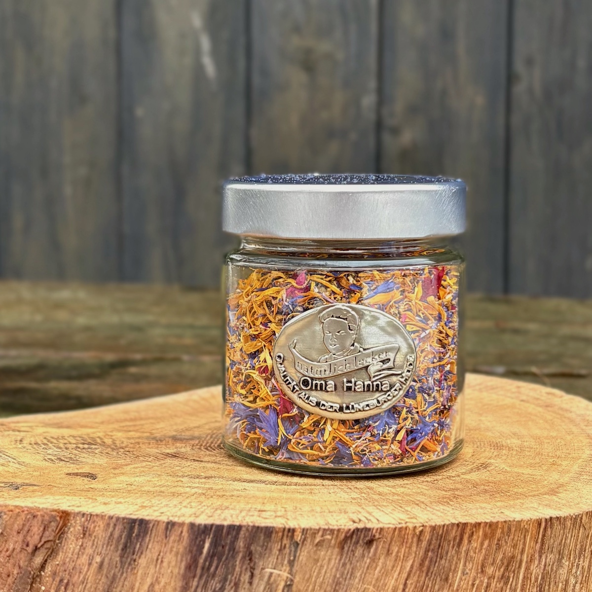 Reagenzglas mit Ostersalz und grünen Aufkleber mit weißer Schrift Frohe Ostern auf einer tischdecke liegend zu Ostern kaufen