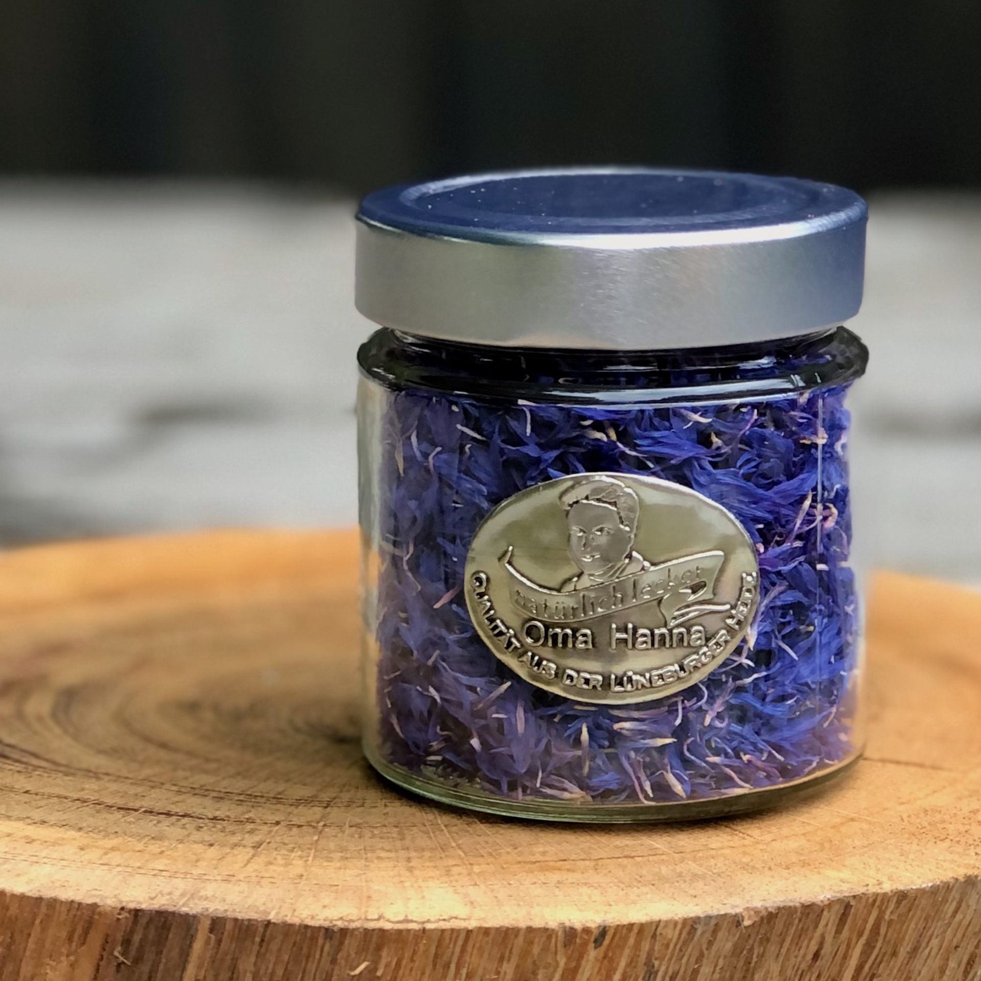 getrocknete Kornblumenblüten ohne Kelch in blau zum Dekorieren von Speisen im Glas