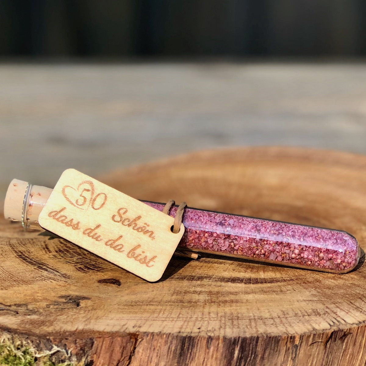 Heideblütensalz im Reagenzglas mit Anhänger Schön dass du da bist und einer 50 mit Herz als Gastgeschenk für eine goldene Hochzeit in Schreibschrift