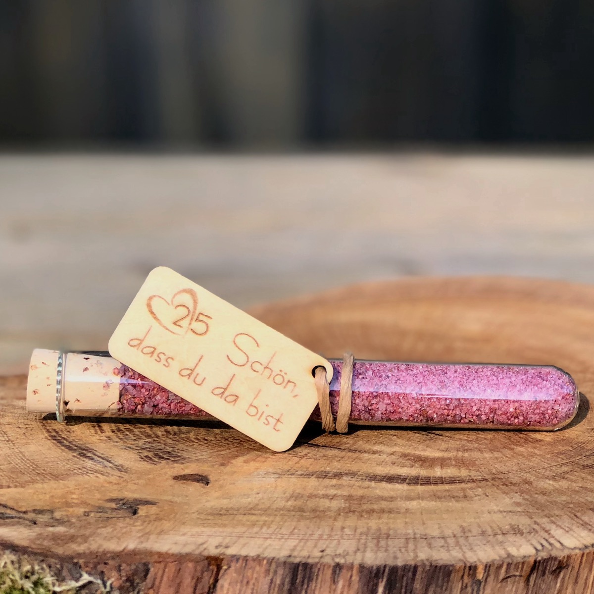 Heideblütensalz im Reagenzglas mit Anhänger Schön dass du da bist und einer 25 mit Herz als Gastgeschenk für eine Silberhochzeit in Druckschrift