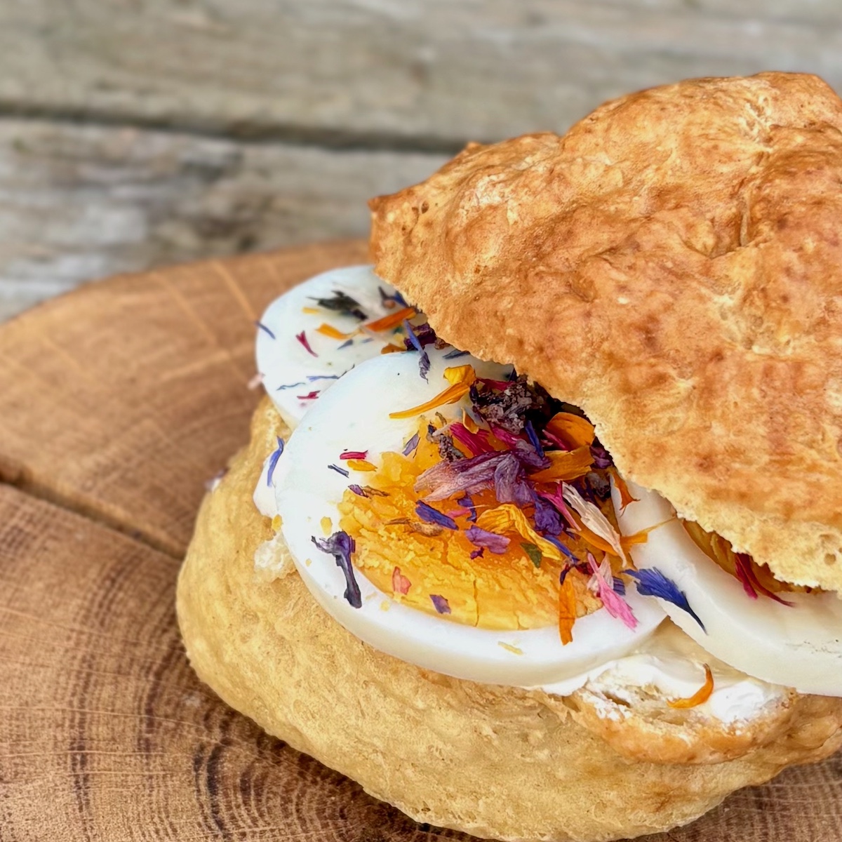 Blütensalz Wilde Wiese auf einem Eibrötchen als Serviervorschlag