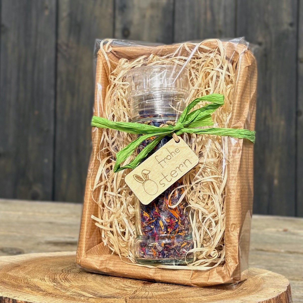 Kleinigkeit zu Ostern Blütensalz Wilde Wise im als Geschenk in einem mit Holzwolle gefüllten Karton und mit grüner Schleife mit Anhänger aus Holz mit der Beschriftung frohe Ostern