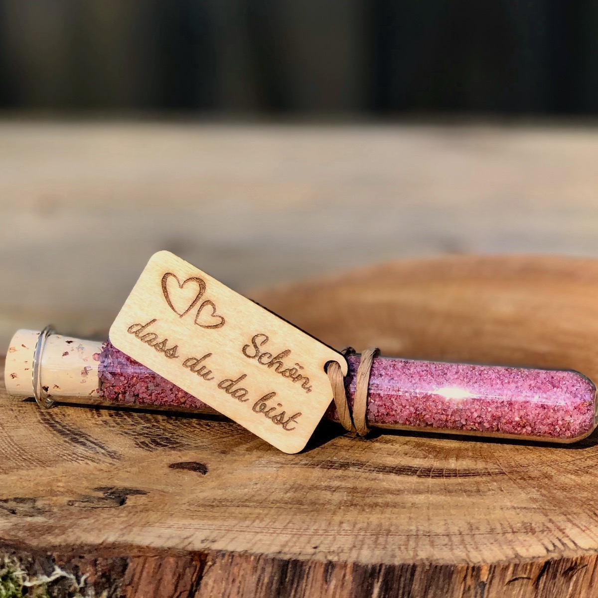 Heideblütensalz im Reagenzglas mit Anhänger Schön dass du und Herzen als Gastgeschenk in Schreibschrift