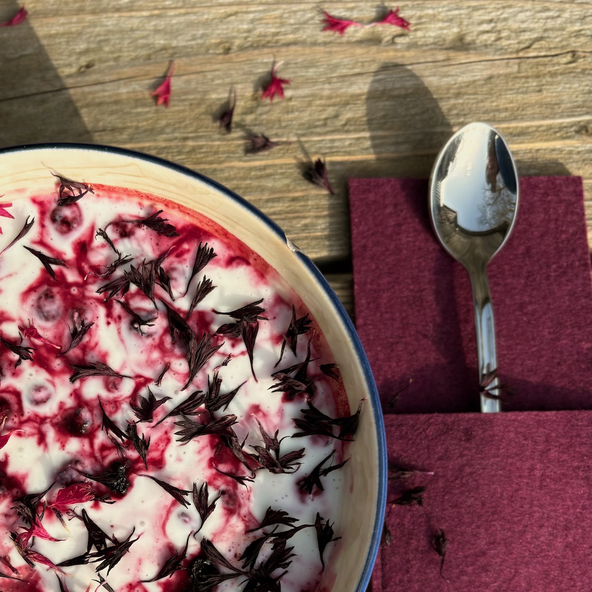 Kornblumenblüten auf Quarkcreme