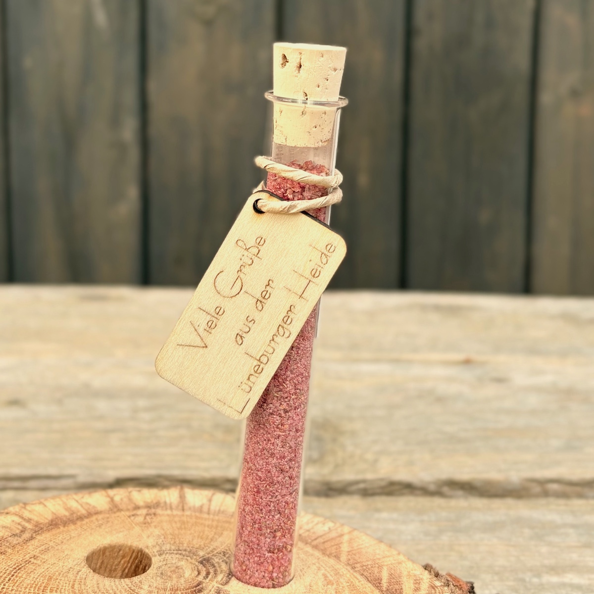 Heideblütensalz im Reagenzglas mit Anhänger viele Grüße aus der Lüneburger Heide