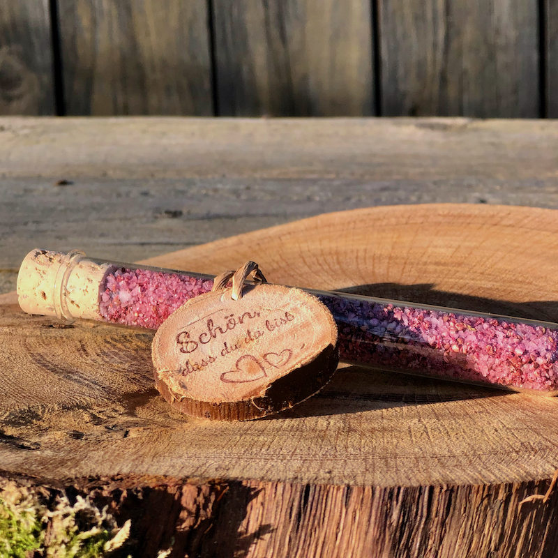 Heideblütensalz im Reagenzglas mit Holzscheiben-Anhänger Schön dass du und Herzen als Gastgeschenk in Schreibschrift