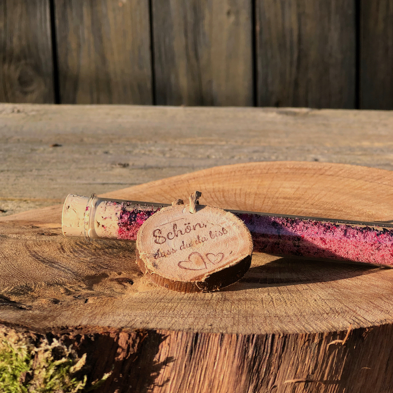 Gastgeschenk Stullengewürz im Reagenzglas mit Anhänger Holzscheibe Schön dass du da bist auf einer Holzscheibe liegend