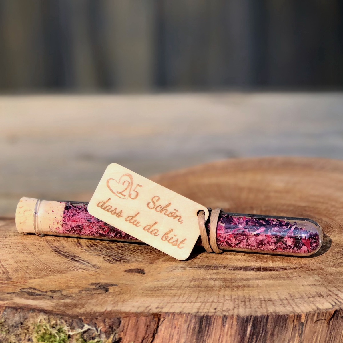 Gastgeschenk Stullengewürz im Reagenzglas mit Anhänger Silberhochzeit Schön dass du da bist auf einer Holzscheibe liegend Schreibschrift