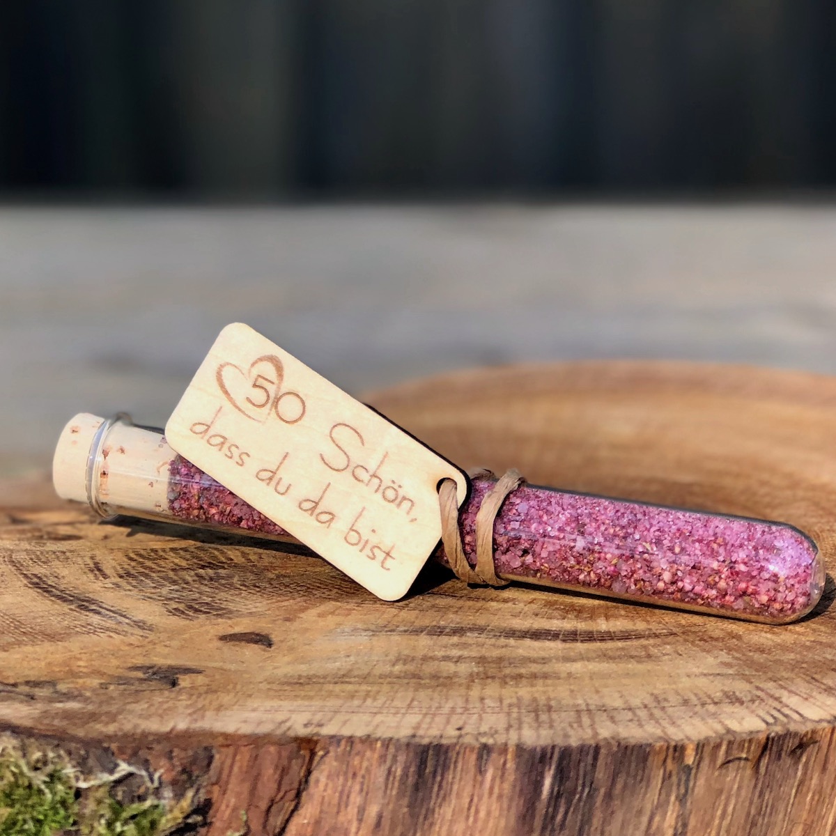 Heideblütensalz im Reagenzglas mit Anhänger Schön dass du da bist und einer 50 mit Herz als Gastgeschenk für eine goldene Hochzeit in Druckschrift