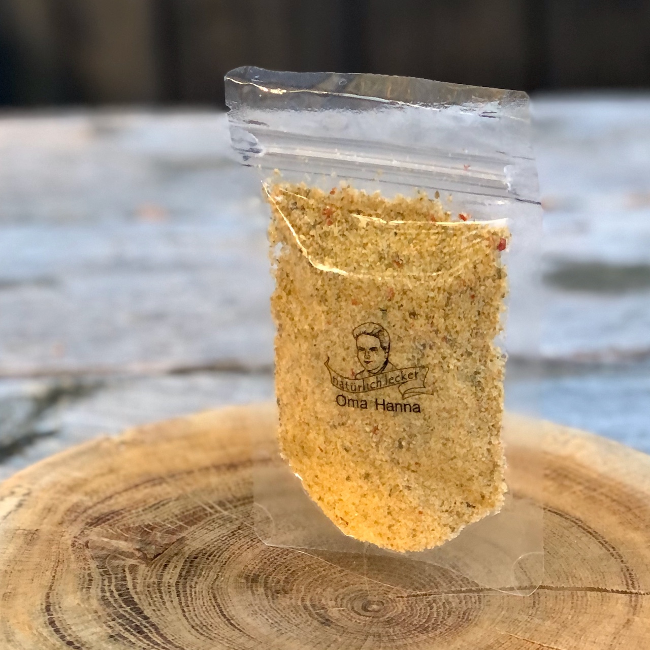 Wilde Würze im Standbodenbeutel auf einer Holzscheibe stehend ist zum Würzen von Wildfleisch