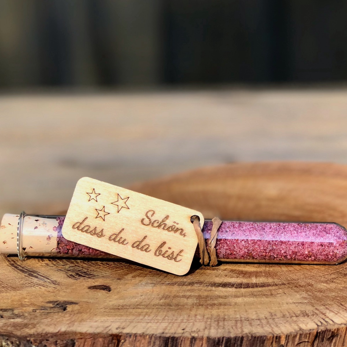 Heideblütensalz im Reagenzglas mit Anhänger Schön dass du und Sternen als Gastgeschenk in Schreibschrift