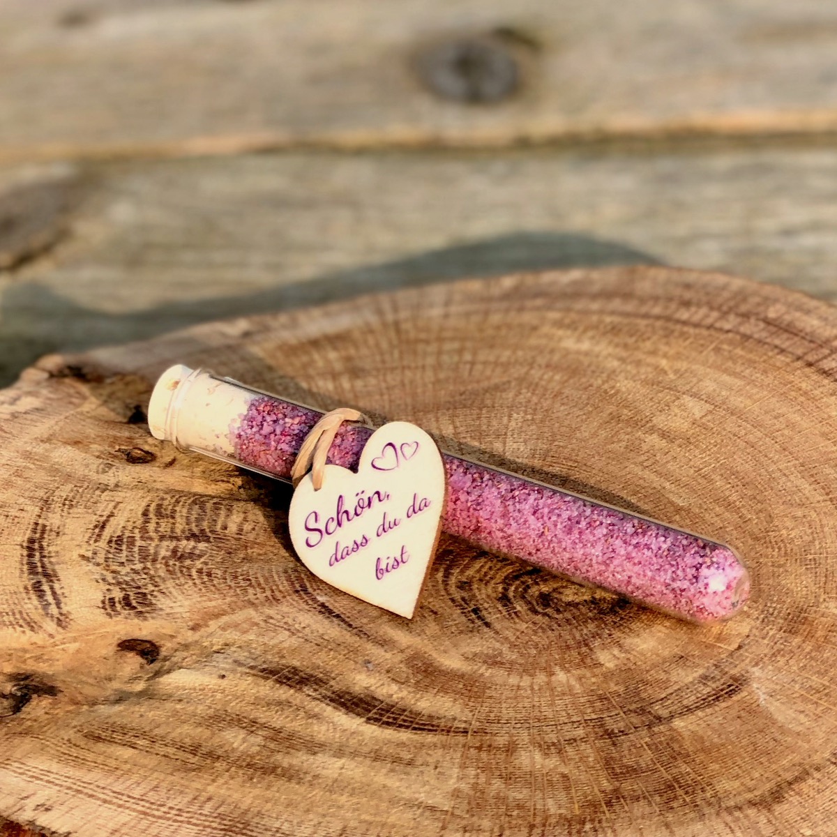 Heideblütensalz im Reagenzglas mit Herz-Anhänger Schön dass du und Herzen als Gastgeschenk in Schreibschrift