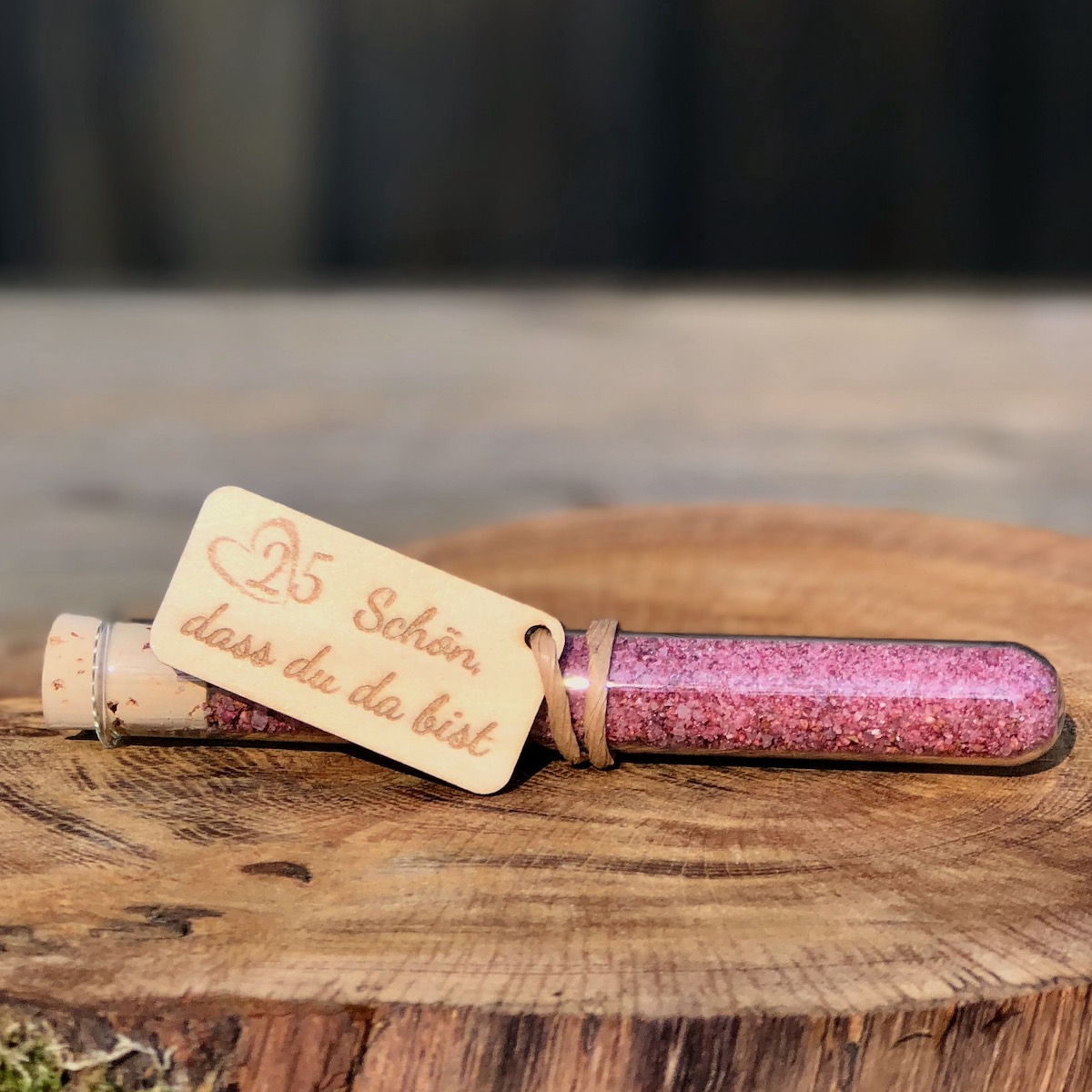 Heideblütensalz im Reagenzglas mit Anhänger Schön dass du da bist und einer 25 mit Herz als Gastgeschenk für eine Silberhochzeit in Schreibschrift
