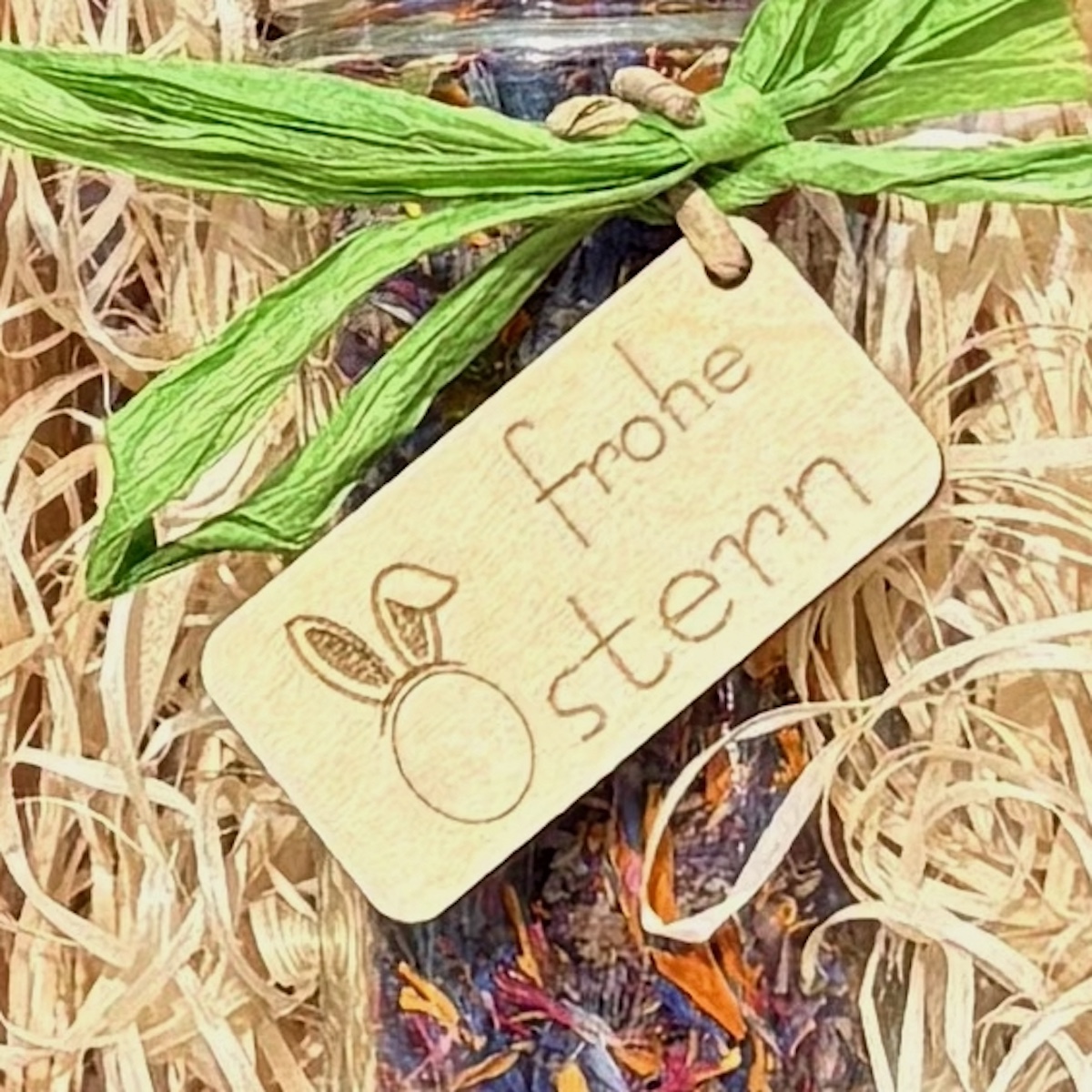 Detailansicht Anhänger Holz mit der Beschriftung frohe O#stern