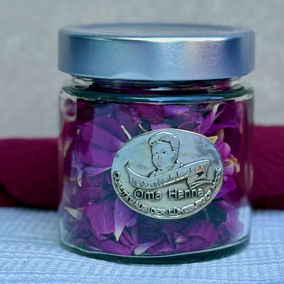 Gefriergetrocknete - freeze-dried - Rosenblütenblätter essbar zum Dekorieren von Torten, Kuchen, Süßspeisen. Farbe violett