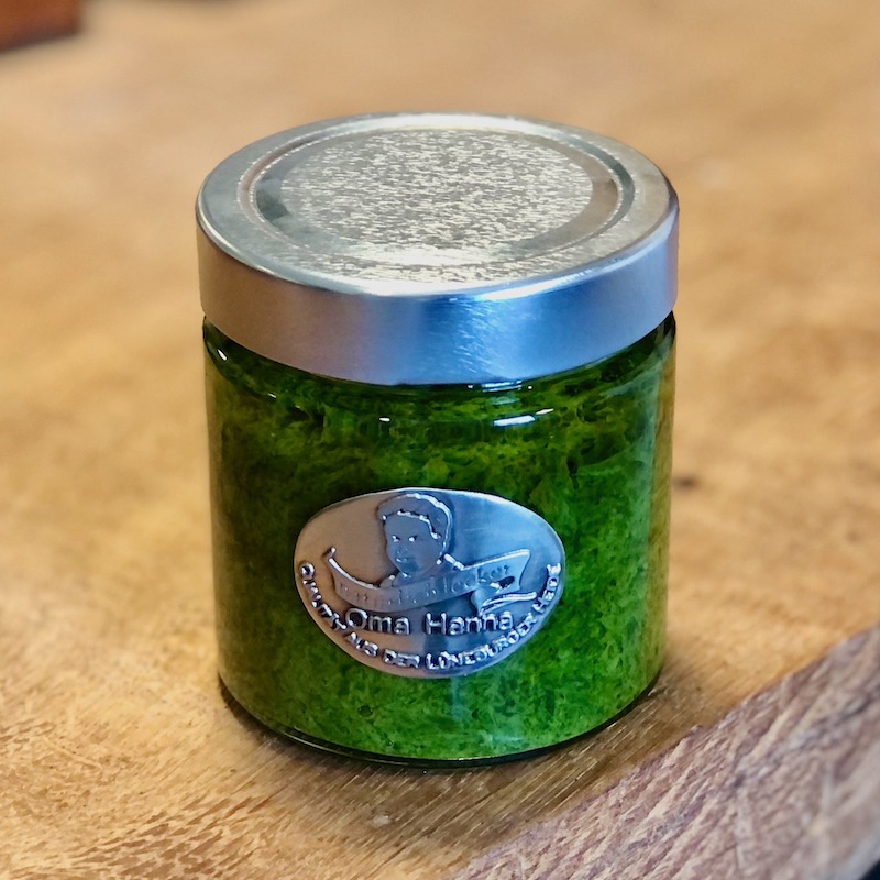 Basilikumpesto, ohne Nüsse, ohne Käse mit Kürbiskernen im Glas von Oma Hanna