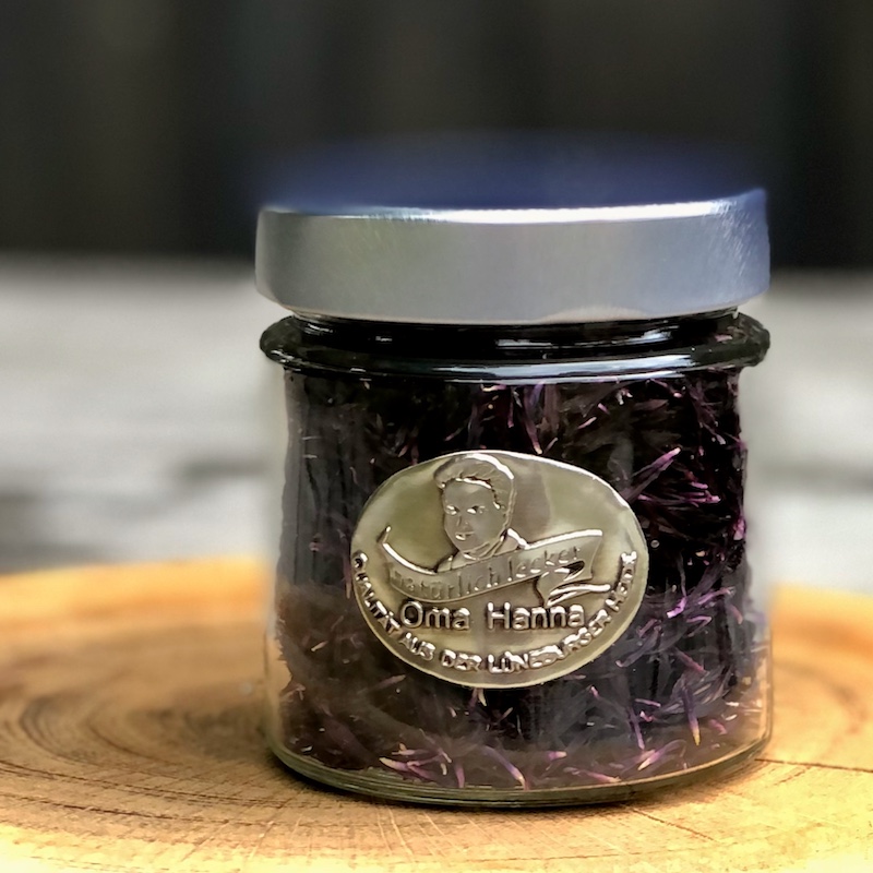 Kornblumenblütenblätter in schwarz getrocknet im Glas als essbare Blüten zum Dekorieren von Speisen