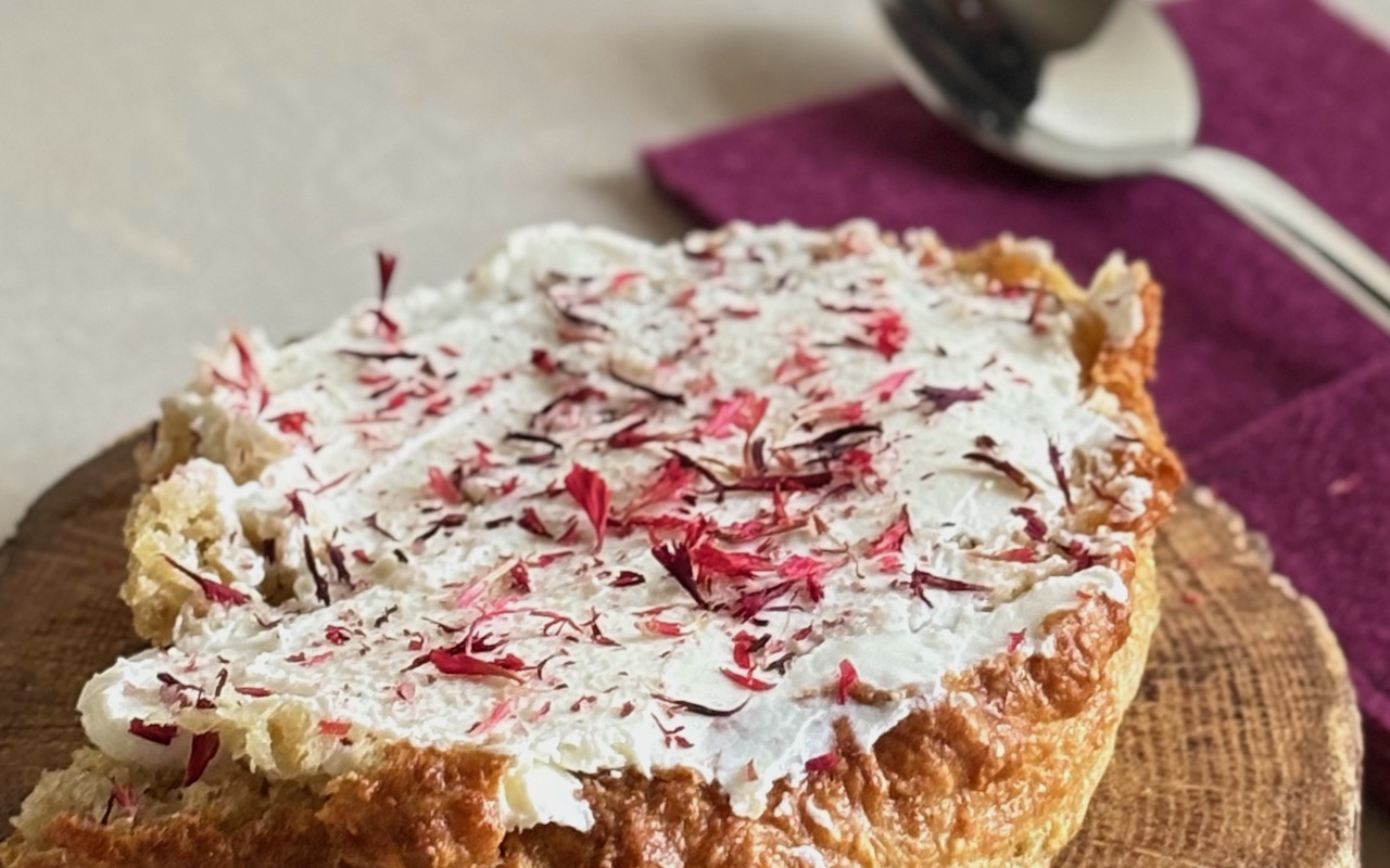 Blütensalz auf einem Brötchen mit Frischkäse