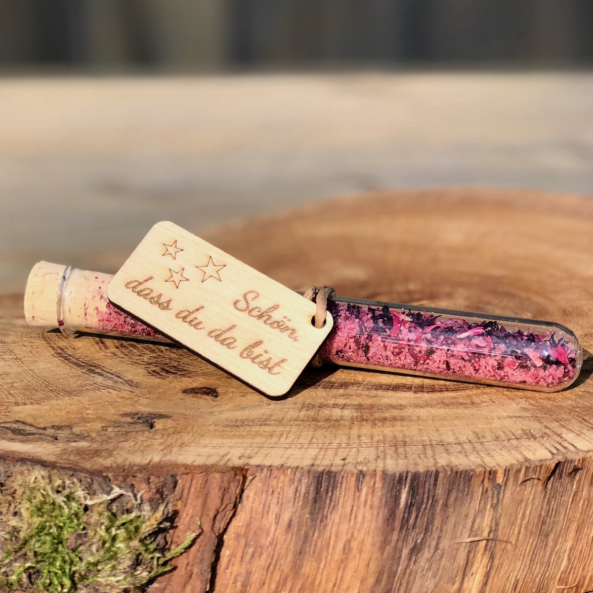 Gastgeschenk Stullengewürz im Reagenzglas mit Anhänger Pusteblume Schön dass du da bist auf einer Holzanhäner mit Stern liegend Schreibschrift