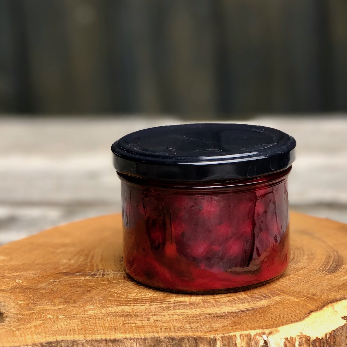 Rote Grütze im Glas ohne Zuckerzusatz, enthält von Natur aus Zucker mit roten Johannisbeeren, schwarzen Johanissberren, Heidelbeeren, Fruchtsaft aus: roten Johannisbeeren, Himbeeren und Jostabeere aus der Lüneburger Heide