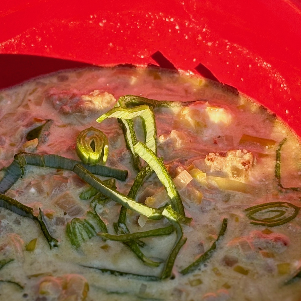 Käsesuppe mit Wildkräutersalz und Knoblauchpesto in der Schale als Rezeptvorschlag