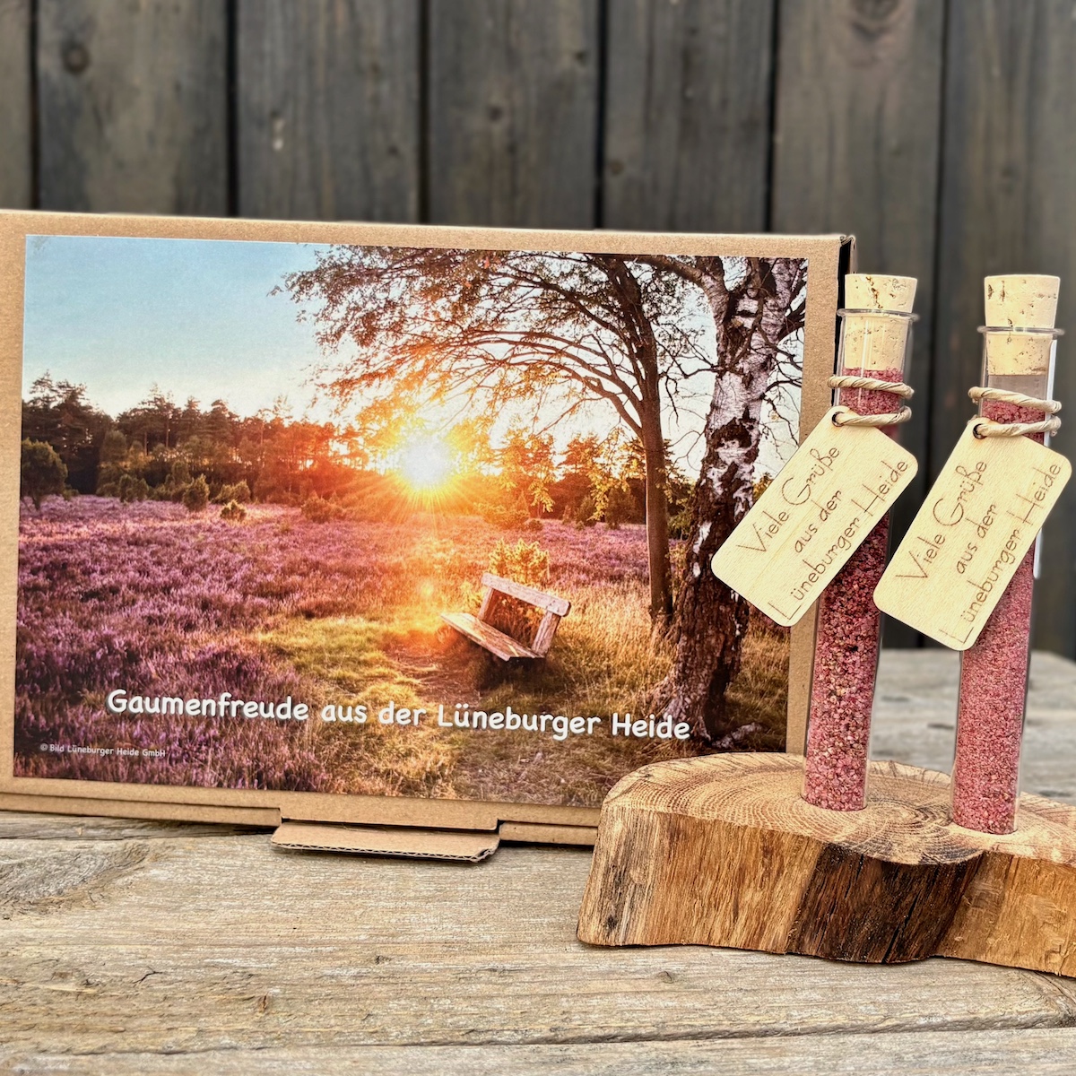 Geschenkbox mit Heidebild und Heideblütensalz im Reagenzglas