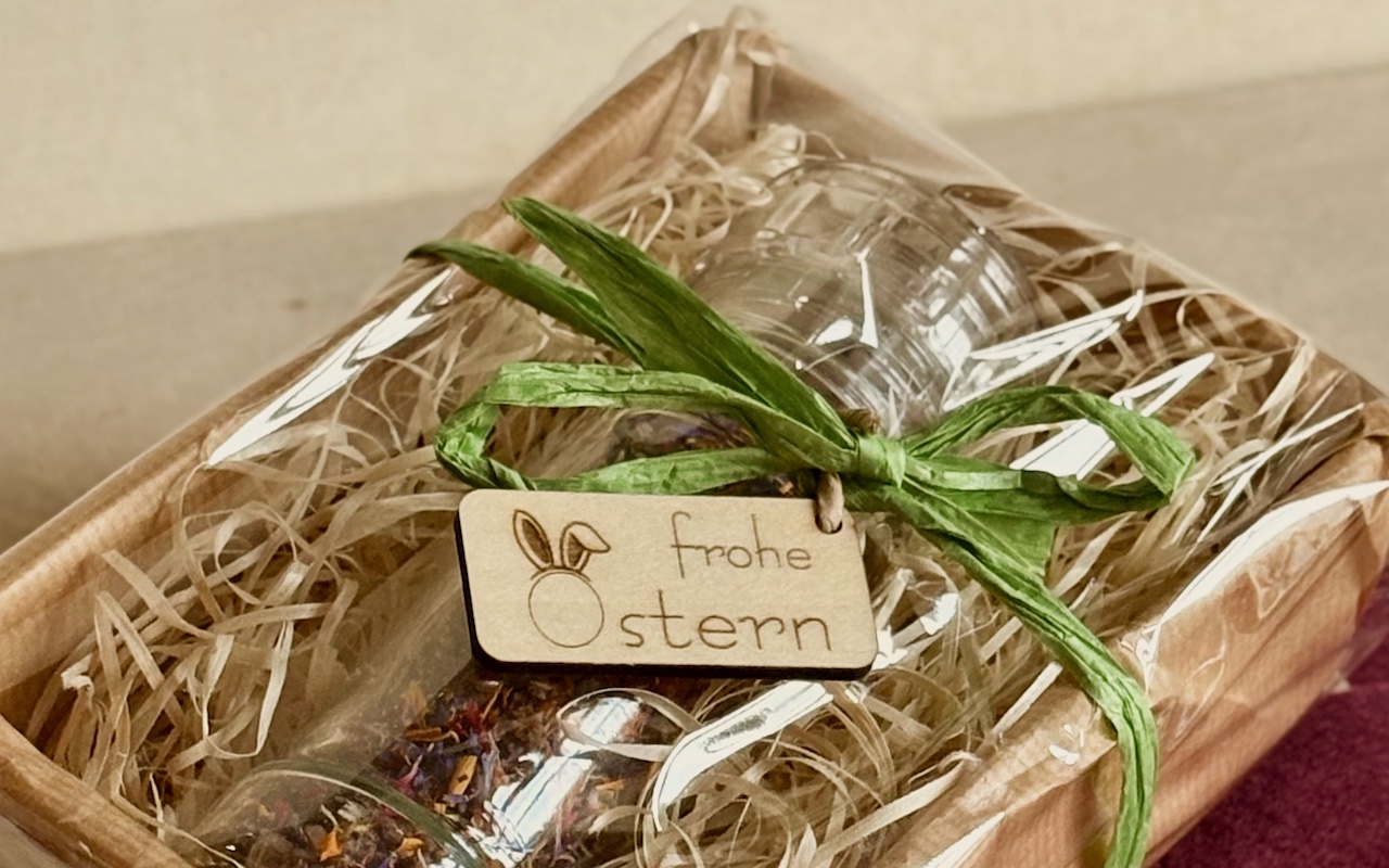 Ostergeschenk im Karton mit Anhänger frohe Ostern