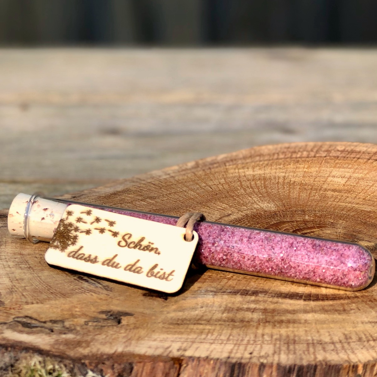 Heideblütensalz im Reagenzglas mit Anhänger Schön dass du und Pusteblume als Gastgeschenk in Schreibschrift