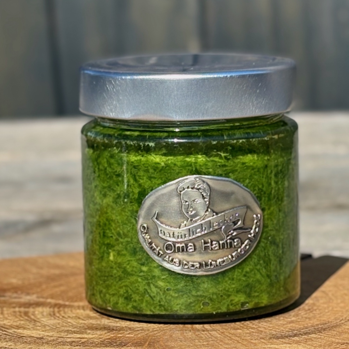 Schnittlauchpesto Scharfes Schnittchen im Glas auf einem Holzteller