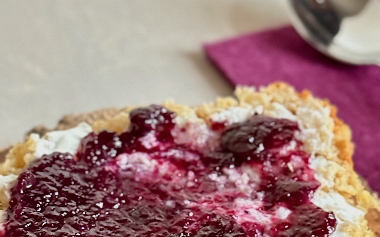 Fruchtaufstrich auf einem Brötchen mit Frischkäse